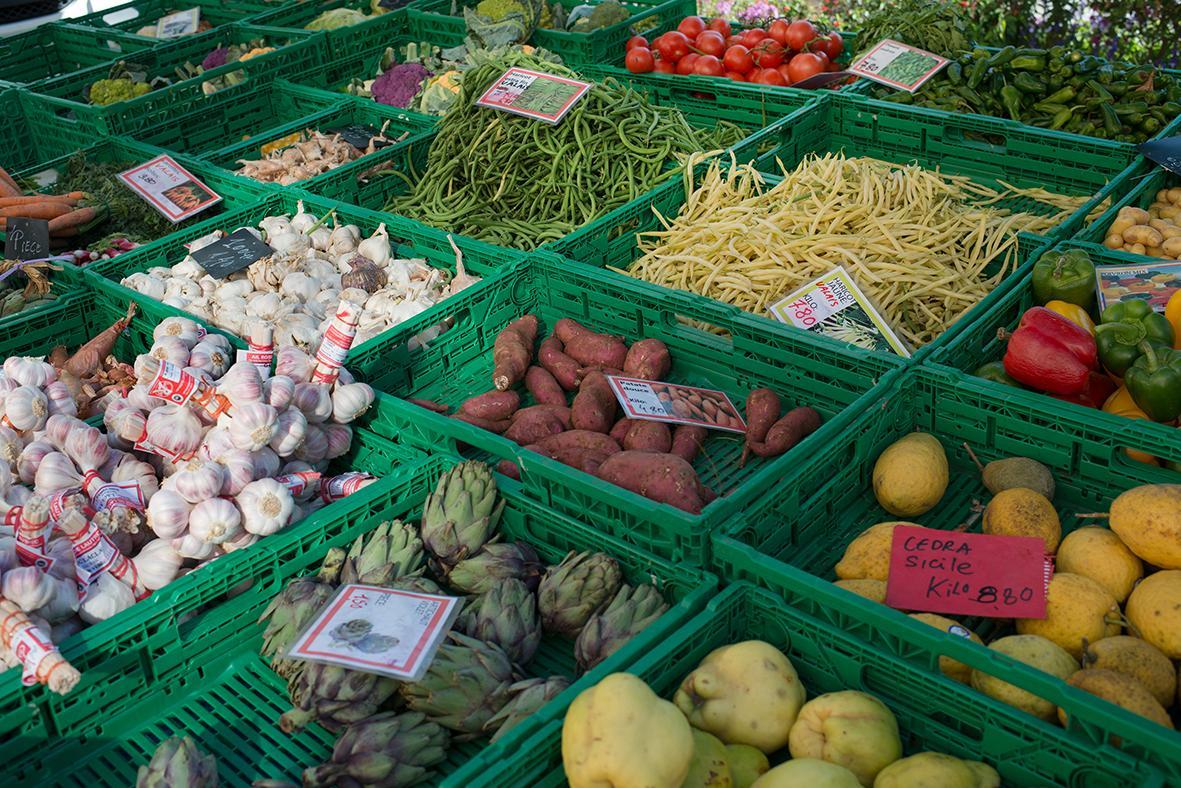 Auslage eines Marktstandes: Schweizer essen durchschnittlich zu wenig Früchte, Gemüse, Hülsenfrüchte und Milchprodukte.