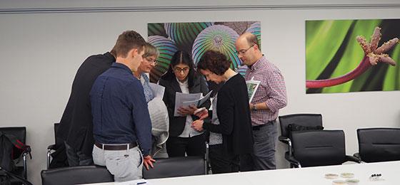 Des chercheurs du PNR 69 expliquent leurs résultats à des acteurs de la pratique.