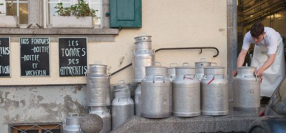Milchkannen vor der Dorfkäserei von Marsens im Greyerzerland
